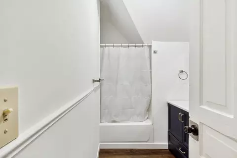 Entry Way - 303 W 4th St, Duluth, MN 55806 photo 2 of 2