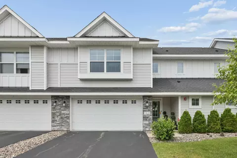 7225 Dora Dr, Lino Lakes, MN 55038