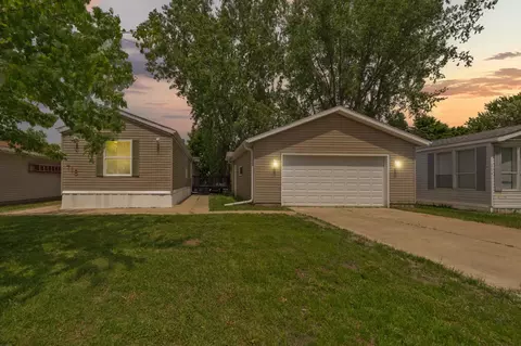718 Rose Dr, Faribault, MN 55021