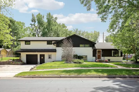 2817 W 108th St, Bloomington, MN 55431