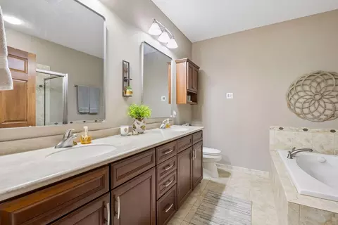 Bath - 1454 Steeplechase Ln #18, Eagan, MN 55122 photo 1 of 6