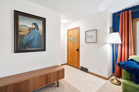 Entry Way - 902 11th Ave SW, Austin, MN 55912 photo 1 of 2