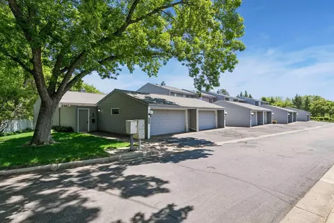 2666 Mackubin St, Roseville, MN 55113