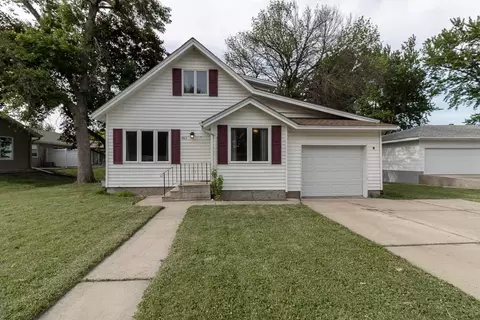 462 E Washington St, Le Center, MN 56057