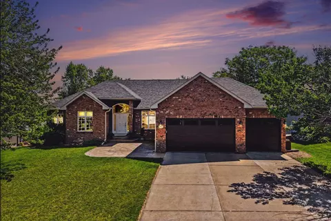 8150 9th Street Pl N, Oakdale, MN 55128