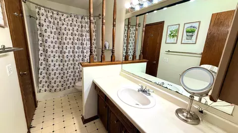 Bath - 4567 Horizon Cir, Eagan, MN 55123 photo 2 of 3