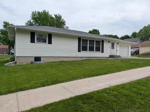 377 1st St SW, Wells, MN 56097