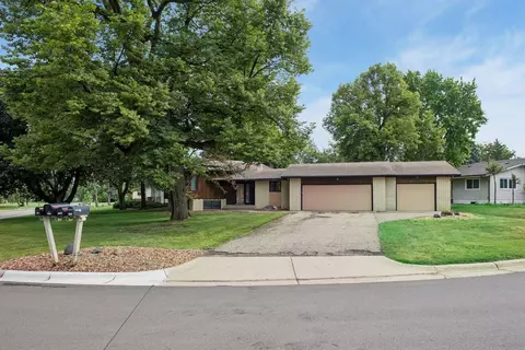 1062 Crestview Dr S, Maplewood, MN 55119