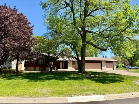 1062 Crestview Dr S, Maplewood, MN 55119