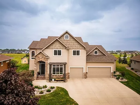 5827 Silverleaf Dr S, Fargo, ND 58104