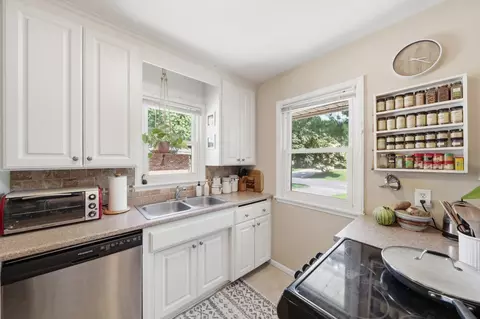 5124 Richmond Dr, Edina, MN 55436