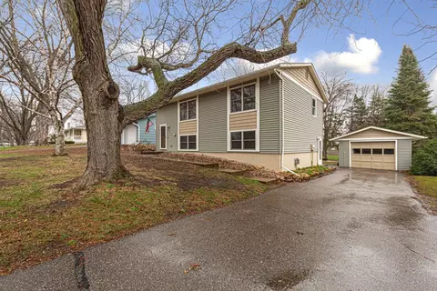 1401 Autumn Dr, Faribault, MN 55021