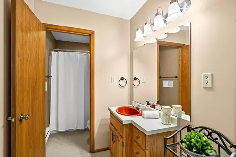 Bath - 5558 E Grandview Rd, Proctor, MN 55810 photo 2 of 3