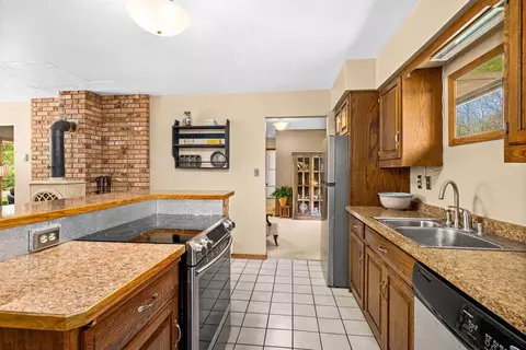 Kitchen - 5558 E Grandview Rd, Proctor, MN 55810 photo 3 of 4
