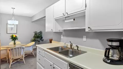 Kitchen - 4397 Wilshire Blvd #E305, Mound, MN 55364 photo 3 of 6
