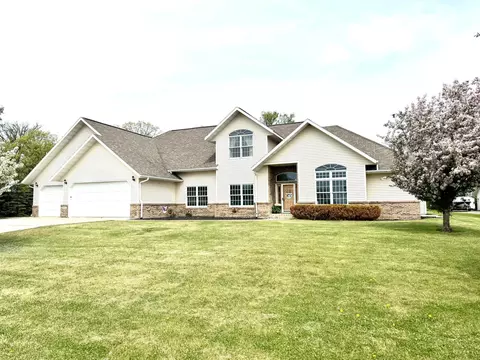 901 6th St SW, Roseau, MN 56751