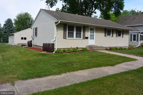 1323 Armstrong Ave N, Glencoe, MN 55336