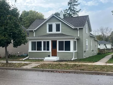 215 N Maple St, Chaska, MN 55318