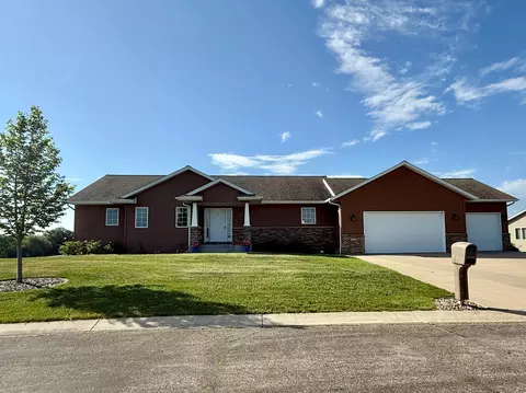 1798 Tiger Ridge Dr, Albert Lea, MN 56007