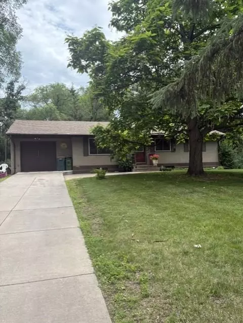 8303 Red Oak Dr, Mounds View, MN 55112