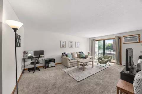 4 Pine Tree Dr #212, Arden Hills, MN 55112