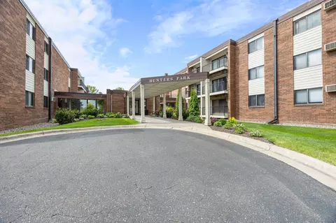 4 Pine Tree Dr #212, Arden Hills, MN 55112