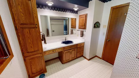 Bath - 2100 4th Ave SE, Willmar, MN 56201 photo 3 of 7