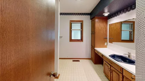 Bath - 2100 4th Ave SE, Willmar, MN 56201 photo 6 of 7