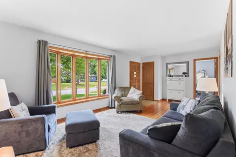 2968 Asbury St, Roseville, MN 55113