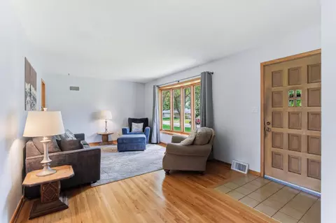 2968 Asbury St, Roseville, MN 55113