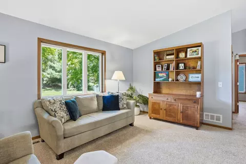 Living - 876 Curry Trl, Eagan, MN 55123 photo 2 of 2