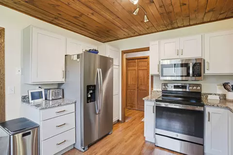 Kitchen - 876 Curry Trl, Eagan, MN 55123 photo 4 of 4