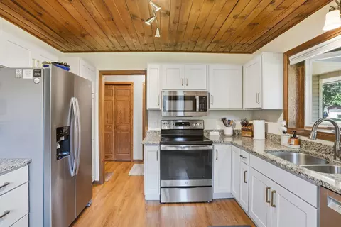 Kitchen - 876 Curry Trl, Eagan, MN 55123 photo 2 of 4