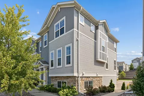 2193 Gateway Curv, North Saint Paul, MN 55109