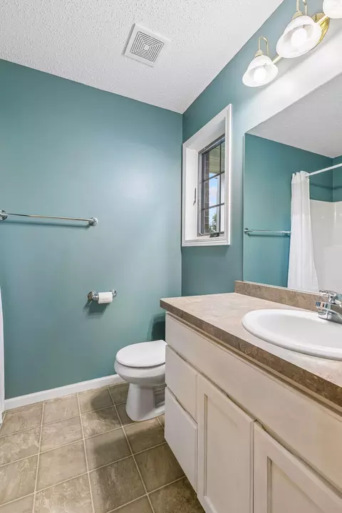 Bath - 1405 Landsdown Rd, Buffalo, MN 55313 photo 1 of 5