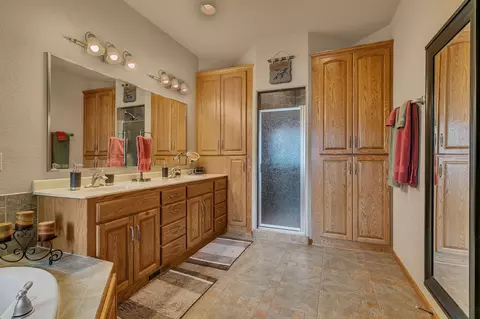 Bath - 2012 Temminck Rd, Saint Cloud, MN 56301 photo 2 of 5