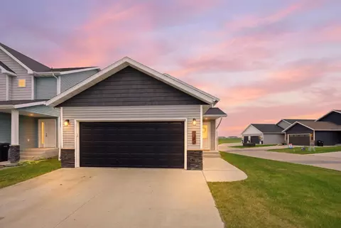 1138 Highland Ln W, West Fargo, ND 58078