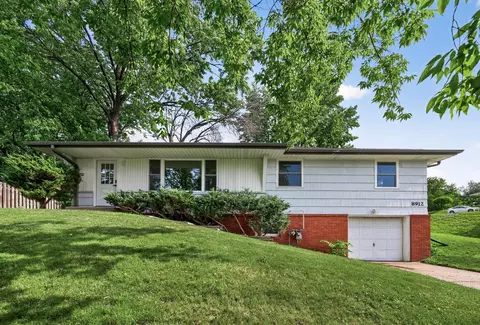 8912 Tretbaugh Dr, Bloomington, MN 55431