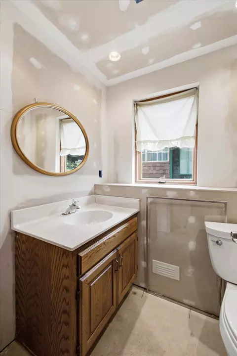 Bath - 5510 Maple Heights Rd, Excelsior, MN 55331 photo 3 of 3