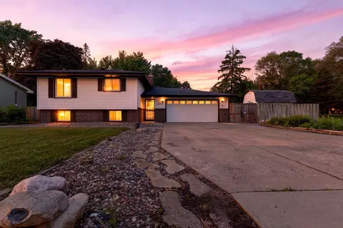 2515 Hillview Rd, Mounds View, MN 55112