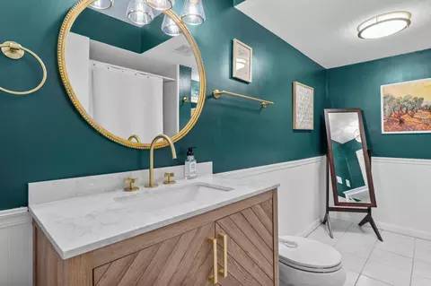 Bath - 899 Park Knoll Dr, Eagan, MN 55123 photo 3 of 3