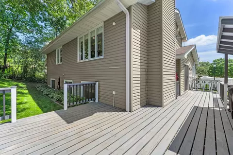 Exterior - 899 Park Knoll Dr, Eagan, MN 55123 photo 4 of 9