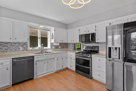 Kitchen - 899 Park Knoll Dr, Eagan, MN 55123 photo 2 of 2