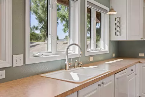 Kitchen - 5414 Elkton Trl, Faribault, MN 55021 photo 3 of 7