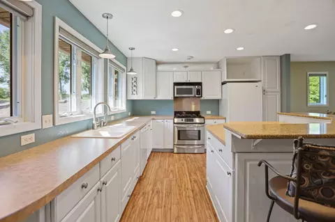 Kitchen - 5414 Elkton Trl, Faribault, MN 55021 photo 2 of 7