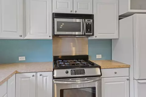 Kitchen - 5414 Elkton Trl, Faribault, MN 55021 photo 4 of 7
