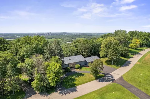 565 Lakota Ln, Chaska, MN 55318
