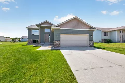 4024 Stone Point Dr NE, Rochester, MN 55906
