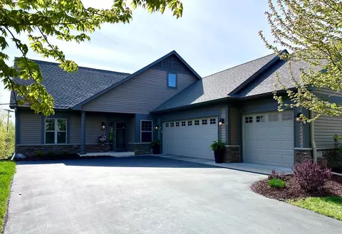 125 Highland Dr, Carver, MN 55315
