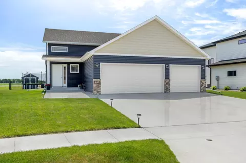 1714 75th Ave S, Fargo, ND 58104